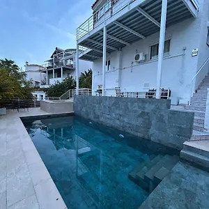 dream-villa-with-swimming-pool-jacuzzi-waterfall.1costadelsol.com/